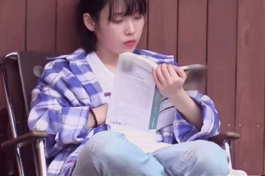 IU reading a book
