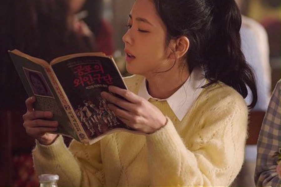 Blackpink Jisoo reading a book