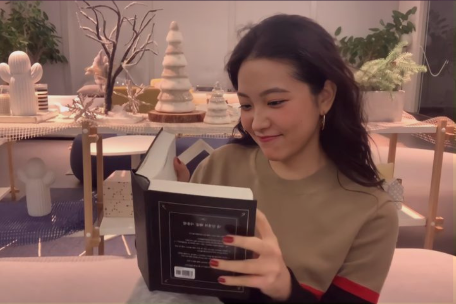 Kpop idols that enjoy reading 